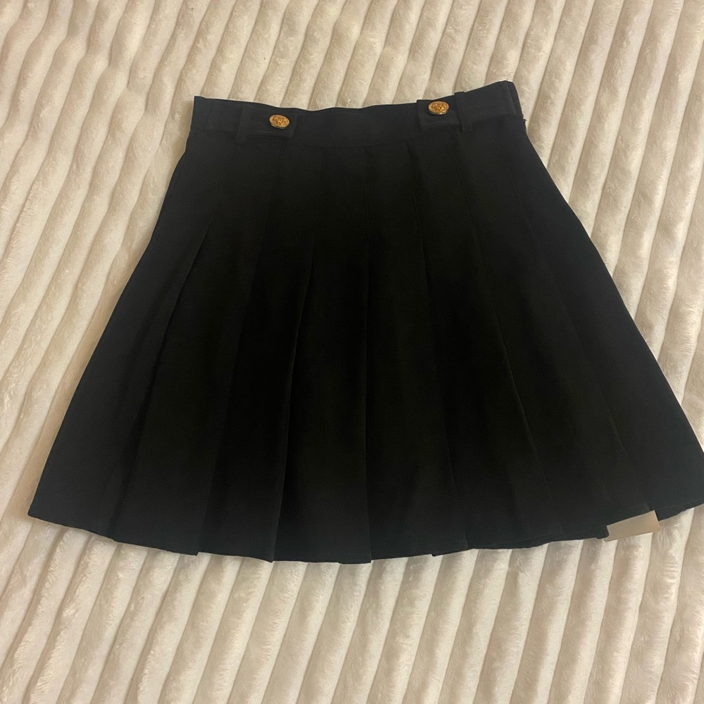 🖤 Elegant Black Pleated Skirt With Gold Hardware